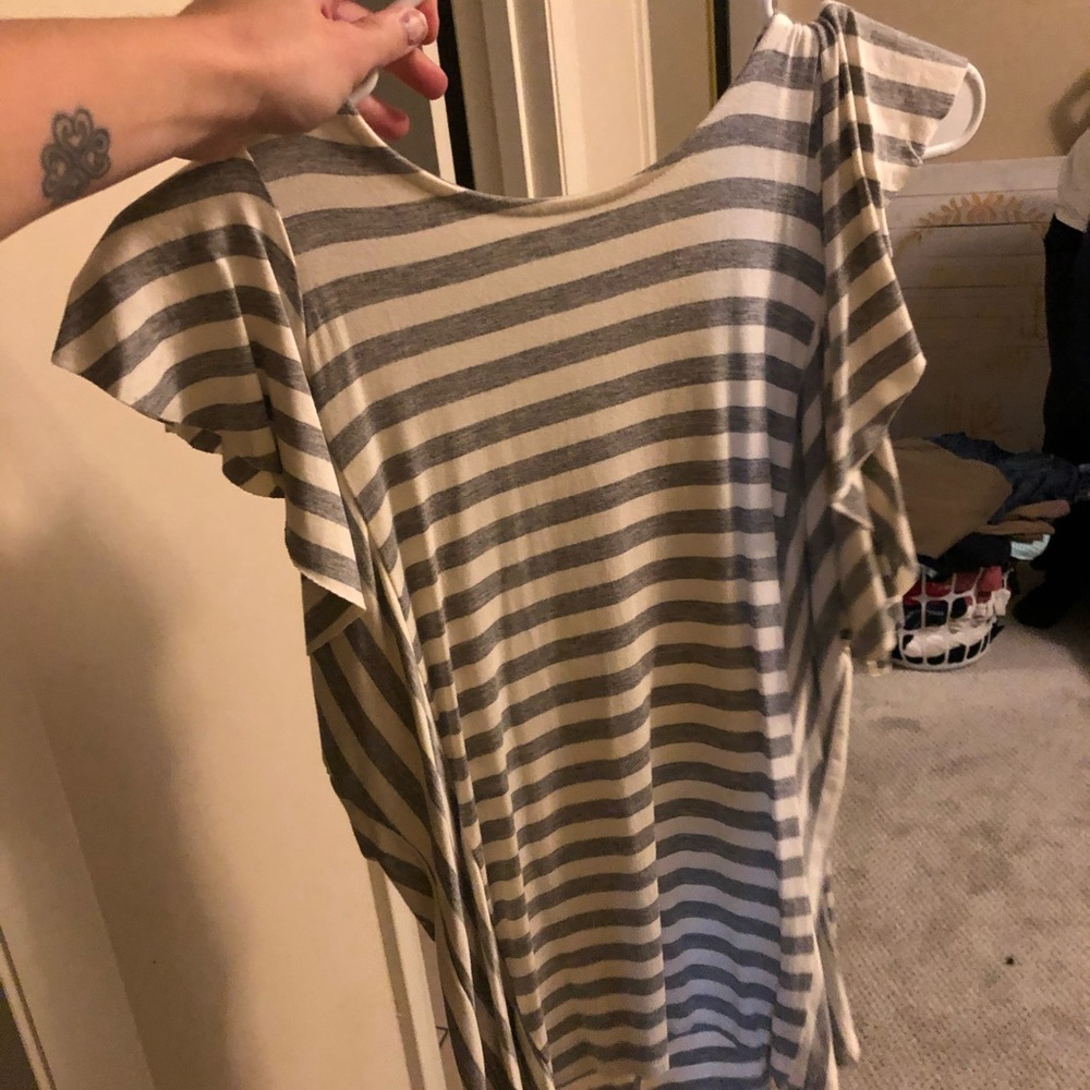 Women’s blouse with ruffled sleeves